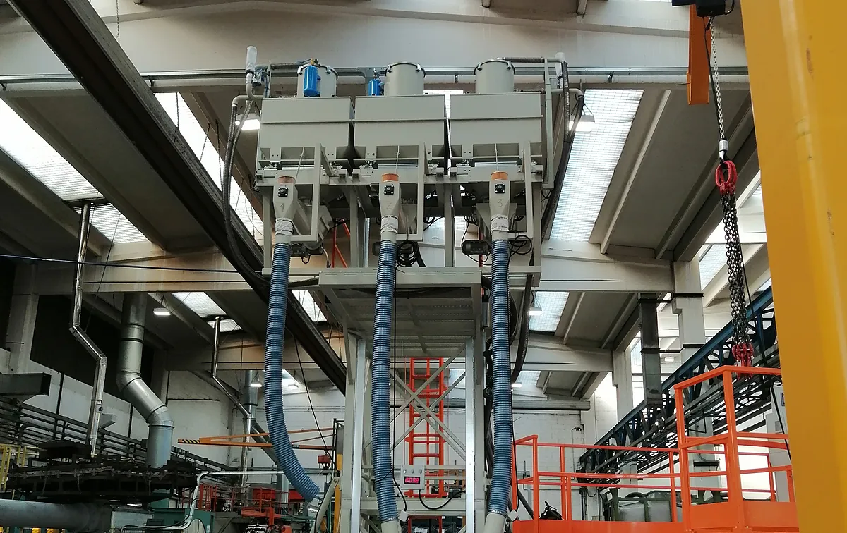 Automatische Materialdosierung mit drei Dosierbehältern über der Rotationsanlage