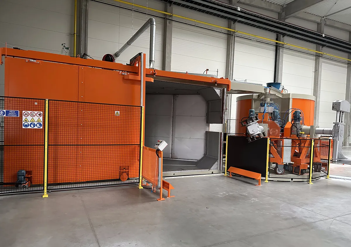 Ofen und Beschickungsstation einer Polivinil Karussellanlage PRM 2600